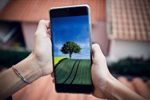 cat costa o folie de sticla pentru telefon
